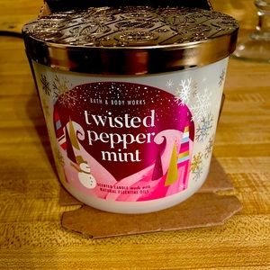 Bath & Body Works Twisted Peppermint 3-Wick Candle - 2022 Holiday Scents